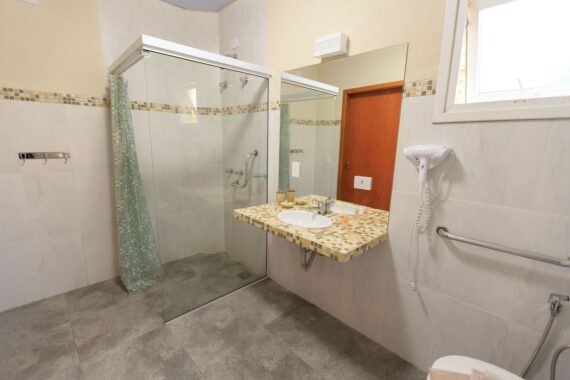 Salle de bains avec douche à l’italienne et barres d’appui