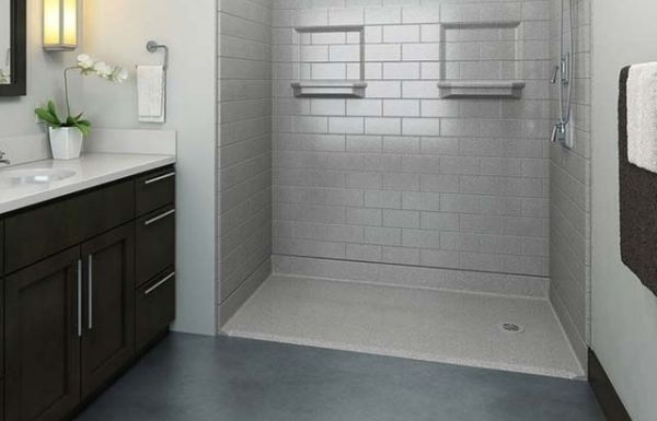Salle de bains avec douche de plain-pied et larges barres d